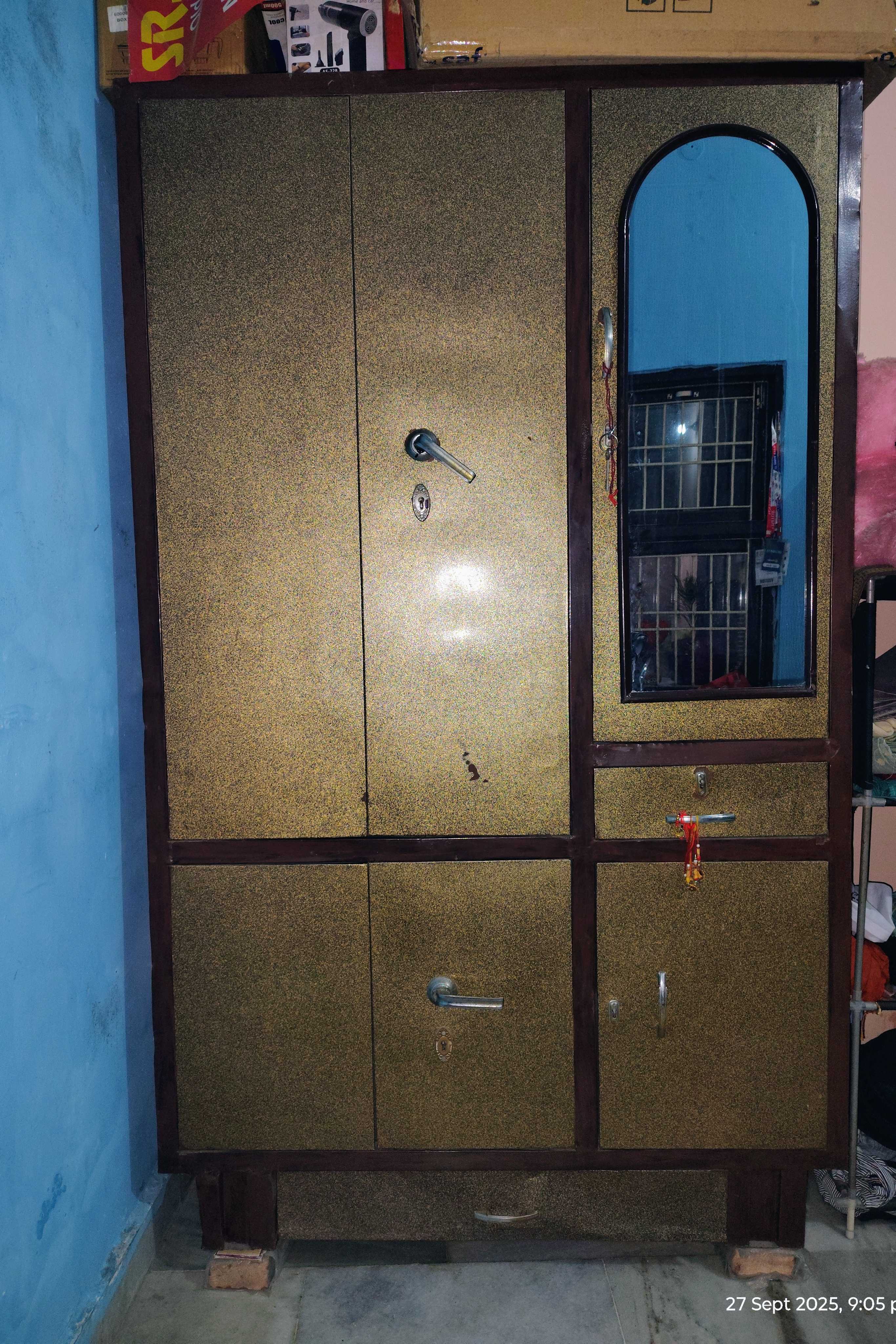 Steel Almari in Good Condition 